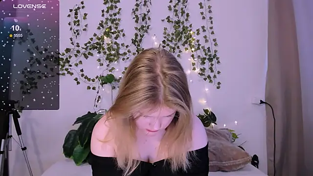 Snapshot of LaseyMoon chatting on March 13, 2025, 4:16 am LaseyMoon online show from March 13, 2025, 4:16 am