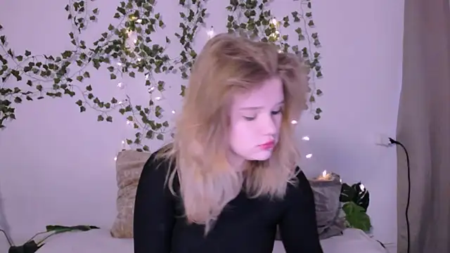 Snapshot of LaseyMoon chatting on March 18, 2025, 1:13 am LaseyMoon online show from March 18, 2025, 1:13 am