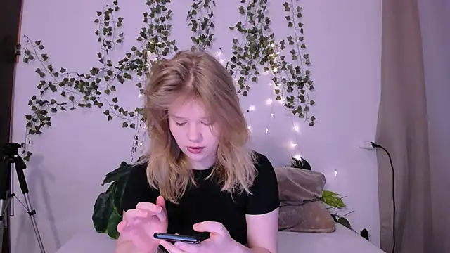 Snapshot of LaseyMoon chatting on March 14, 2025, 1:16 am LaseyMoon online show from March 14, 2025, 1:16 am