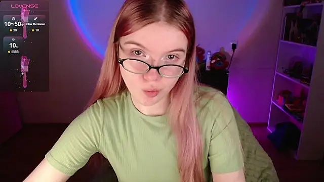 Snapshot of Strawberry_juli chatting on December 16, 2025, 5:33 am Strawberry juli online show from December 16, 2025, 5:33 am