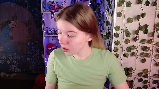 Snapshot of Strawberry_juli chatting on March 4, 2025, 1:45 am Strawberry juli online show from March 4, 2025, 1:45 am