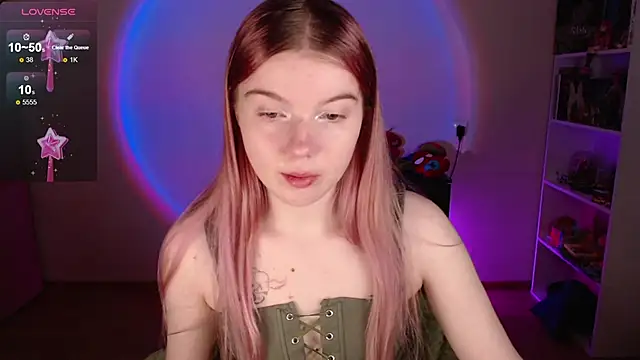 Snapshot of Strawberry_juli chatting on December 17, 2025, 6:51 am Strawberry juli online show from December 17, 2025, 6:51 am