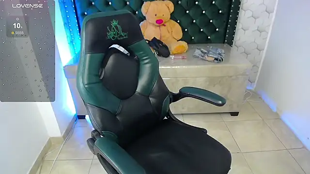 Sarah evansm online show from October 30, 2025, 2:54 am