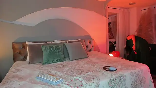 Elizabeth clark  online show from October 2, 2025, 8:01 pm