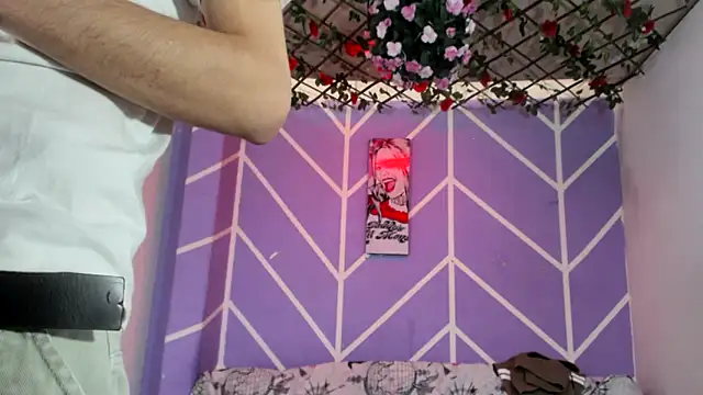 Maxxi hot23 online show from September 19, 2025, 8:02 pm