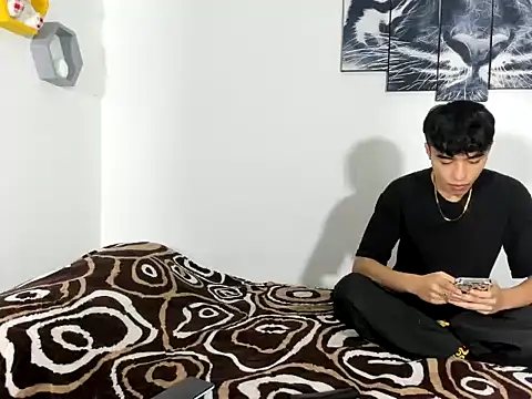 Maxxi hot23 online show from March 10, 2025, 1:32 pm