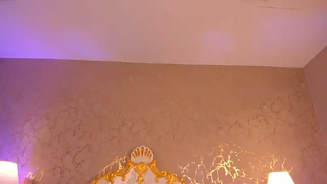 ScarlettWallace online show from April 15, 2026, 4:33 pm