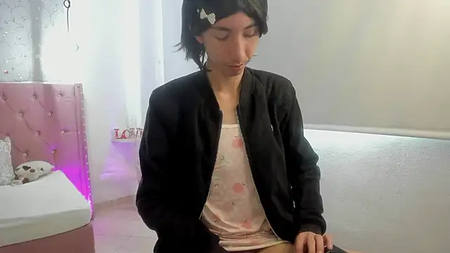 loverisu-coral online show from March 4, 2026, 6:59 pm