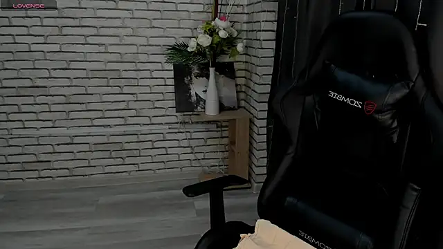 Snapshot of Selena_Sharp chatting on March 14, 2025, 12:54 am Selena Sharp online show from March 14, 2025, 12:54 am