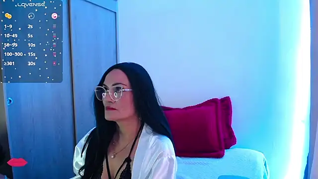 CarolinneFiotti online show from March 18, 2025, 9:53 pm