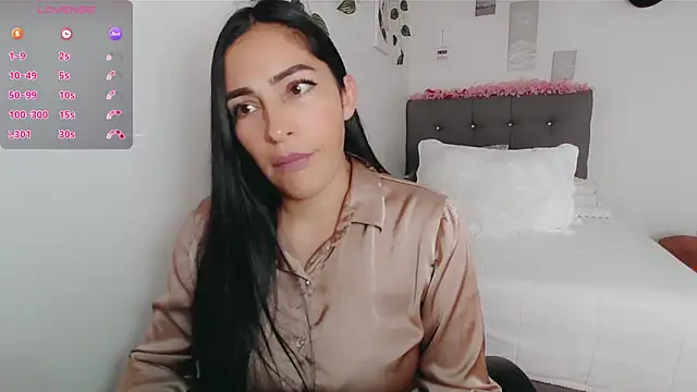 luna lgomez  online show from January 14, 2026, 5:38 pm