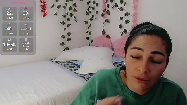 luna lgomez  online show from March 18, 2025, 5:23 pm