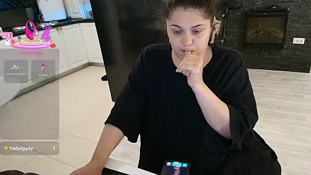 Layla- online show from May 12, 2026, 12:22 pm