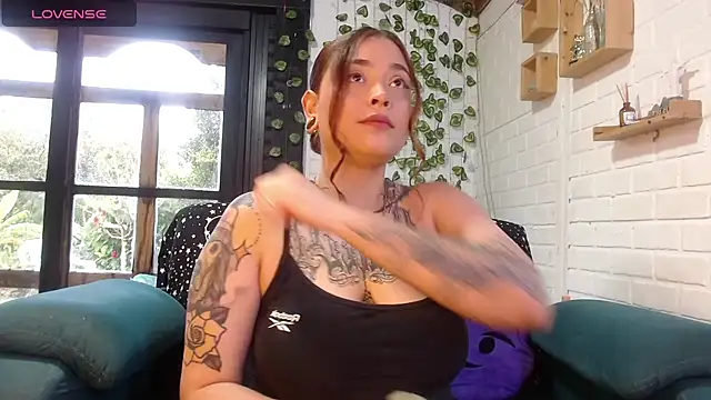 LiraSonnett online show from October 17, 2025, 9:16 pm