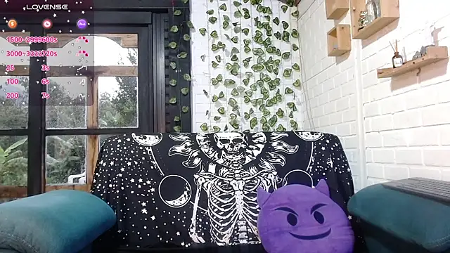 LiraSonnett online show from October 24, 2025, 9:14 pm