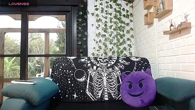 LiraSonnett online show from October 21, 2025, 9:03 pm