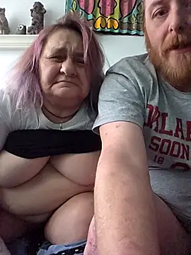 Snapshot of SpnzTnT chatting on February 12, 2026, 6:29 pm SpnzTnT online show from February 12, 2026, 6:29 pm