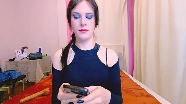 Nicole Redfields online show from November 10, 2025, 7:24 am