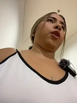 lunaxxx 69 online show from October 26, 2025, 1:06 am