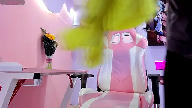 LiliJensen online show from March 9, 2025, 9:36 pm