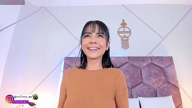 aurora collinss  online show from November 19, 2025, 12:49 pm