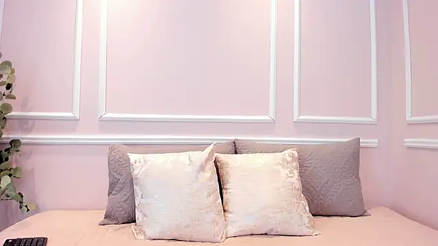 Lucy Canel online show from December 17, 2025, 7:19 pm