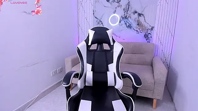 LexiAndDeker online show from September 29, 2025, 5:29 pm