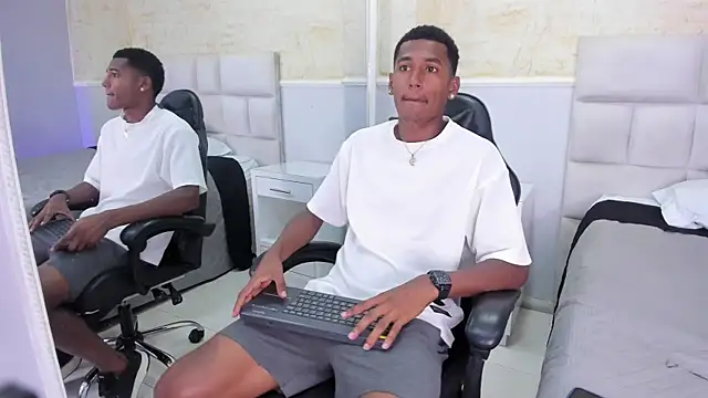 LexiAndDeker online show from October 28, 2025, 6:51 pm