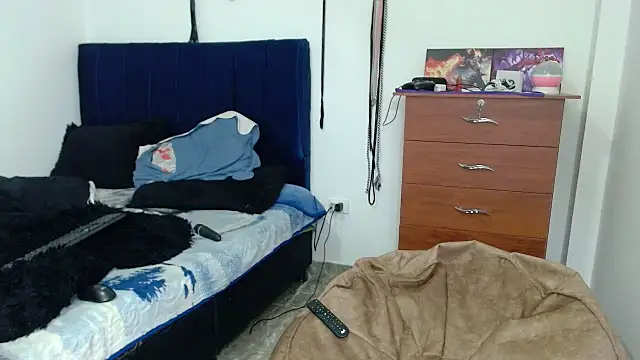 Snapshot of KratosAfroditacs chatting on October 9, 2025, 12:11 am KratosAfroditacs online show from October 9, 2025, 12:11 am