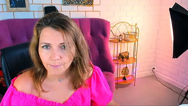 NicoleHitman online show from October 6, 2025, 9:21 am