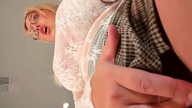 Snapshot of realtoxxxxmaria chatting on October 31, 2025, 11:18 am realtoxxxxmaria online show from October 31, 2025, 11:18 am