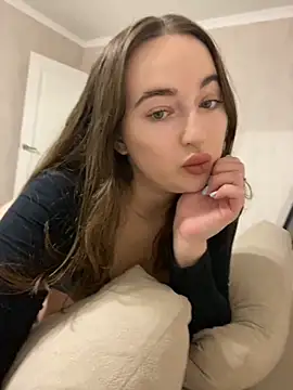 Snapshot of AlisaQSky chatting on November 21, 2025, 11:42 am AlisaQSky online show from November 21, 2025, 11:42 am