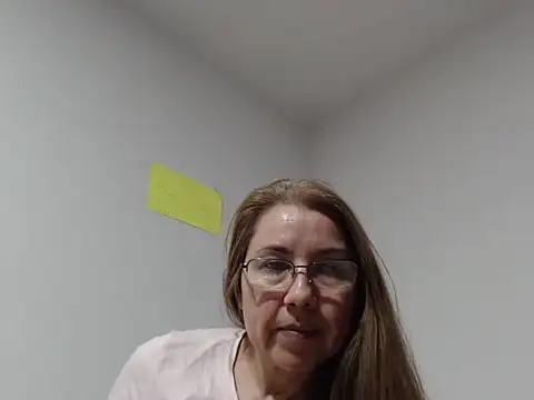 Snapshot of GiaLuvv11 chatting on May 4, 2026, 3:32 am GiaLuvv11 online show from May 4, 2026, 3:32 am