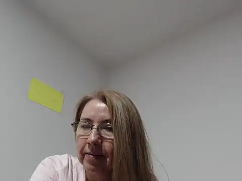 Snapshot of GiaLuvv11 chatting on May 3, 2026, 3:33 am GiaLuvv11 online show from May 3, 2026, 3:33 am