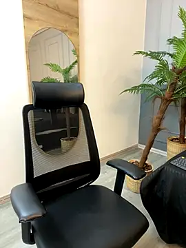 ZaraLuuv online show from November 18, 2025, 5:27 pm