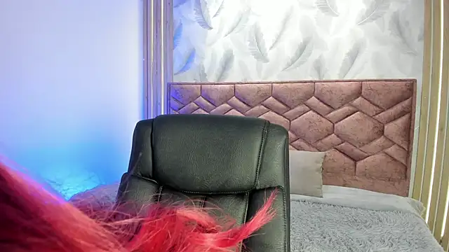 elaia muller  online show from October 6, 2025, 10:21 pm