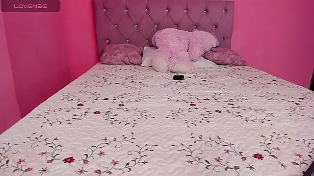 Snapshot of Moonroxe_ chatting on July 7, 2026, 8:01 pm Moonroxe online show from July 7, 2026, 8:01 pm