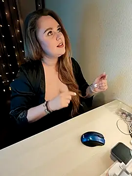 Juicy PeachLux online show from December 4, 2025, 5:56 pm