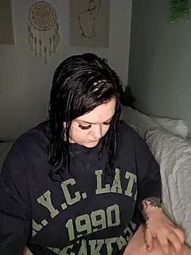 Snapshot of Saucy-Serenity chatting on May 1, 2026, 8:47 pm Saucy-Serenity online show from May 1, 2026, 8:47 pm