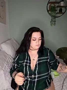 Snapshot of Saucy-Serenity chatting on February 22, 2026, 8:43 pm Saucy-Serenity online show from February 22, 2026, 8:43 pm