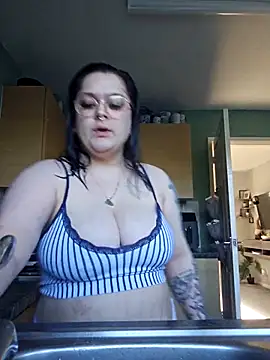 Snapshot of Saucy-Serenity chatting on April 25, 2026, 4:59 pm Saucy-Serenity online show from April 25, 2026, 4:59 pm