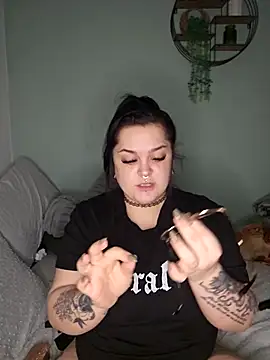 Snapshot of Saucy-Serenity chatting on February 24, 2026, 8:21 pm Saucy-Serenity online show from February 24, 2026, 8:21 pm