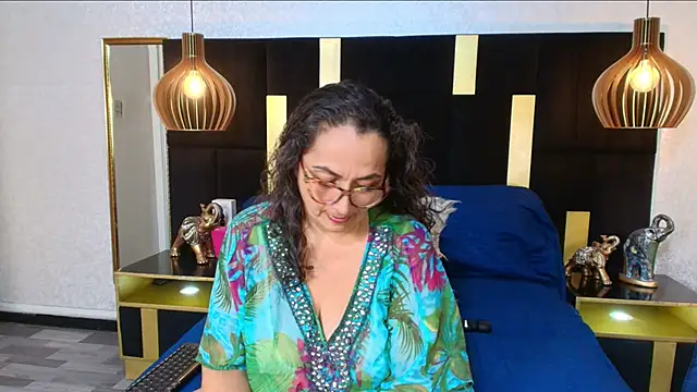 AlessandraLeroy online show from October 19, 2025, 1:03 pm