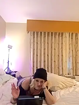 KITTYBOOBOOFUXX online show from November 18, 2025, 9:40 pm