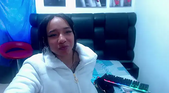 XxxReinaSexyBodyxxX777 online show from March 11, 2025, 7:25 pm