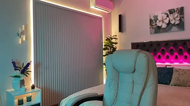  Vikky Moon  online show from September 19, 2025, 1:20 am