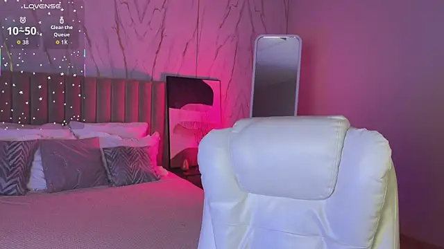  Vikky Moon  online show from October 3, 2025, 12:25 am