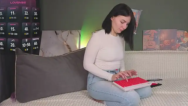 Snapshot of Charlotte_Woods chatting on November 3, 2025, 4:17 am Charlotte Woods online show from November 3, 2025, 4:17 am