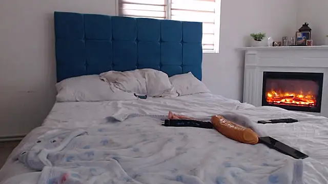 ElssaRush online show from October 28, 2025, 1:43 pm