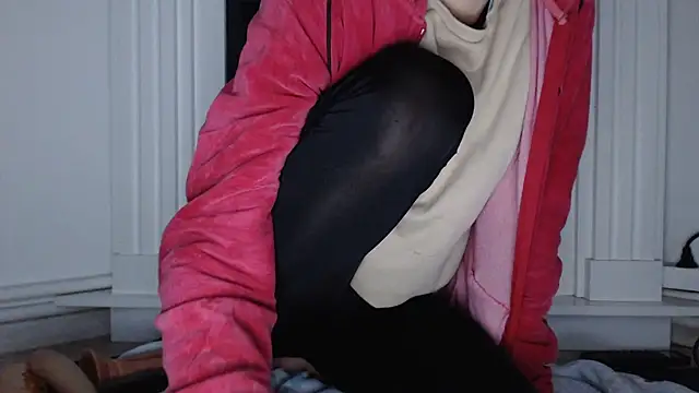 ElssaRush online show from October 19, 2025, 4:04 am